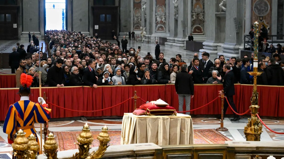 Capilla ardiente de Benedicto XVI abre por segundo día en espera del funeral