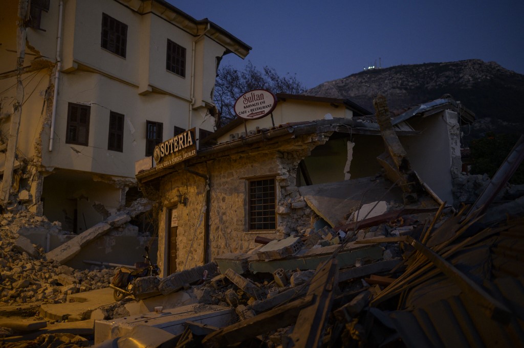 Hallan con vida a tres personas, entre ellas un niño, bajos los escombros en Turquía: 13 días después del terremoto