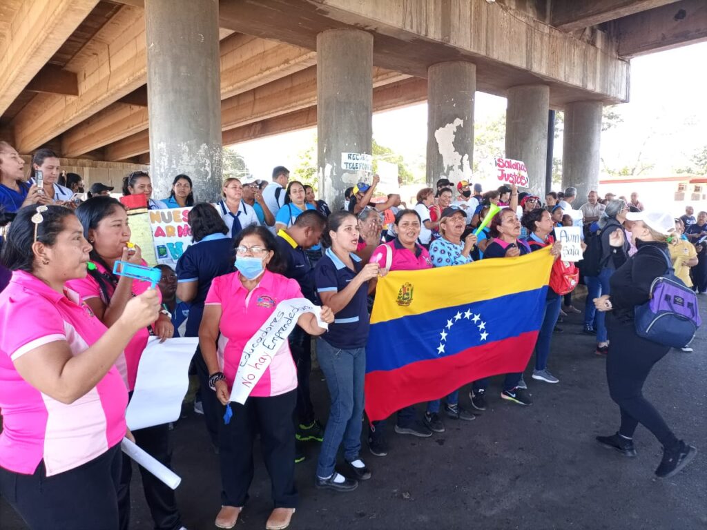 Docentes exigen aumento salarial