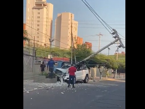 Reportan fuerte colisión en la avenida Santa Rita: Presuntamente el conductor iba a exceso de velocidad (+Video)