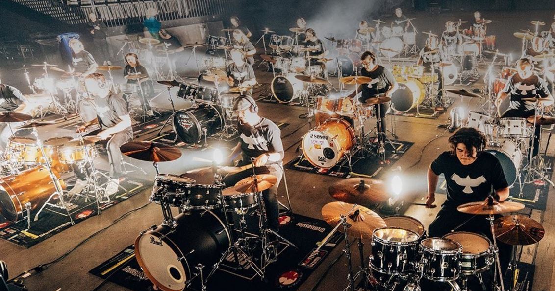 100 bateristas juntos rinden tributo a Taylor Hawkins, el metalero de Foo Fighters