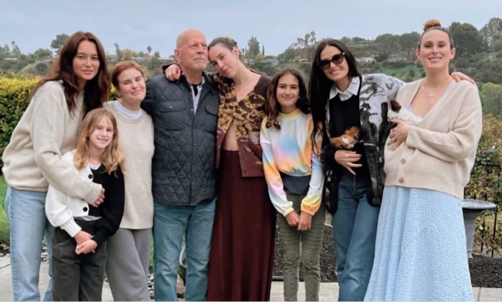 Bruce Willis reaparece rodeado de su familia, muy animado y cantando en su cumple 68 (video)