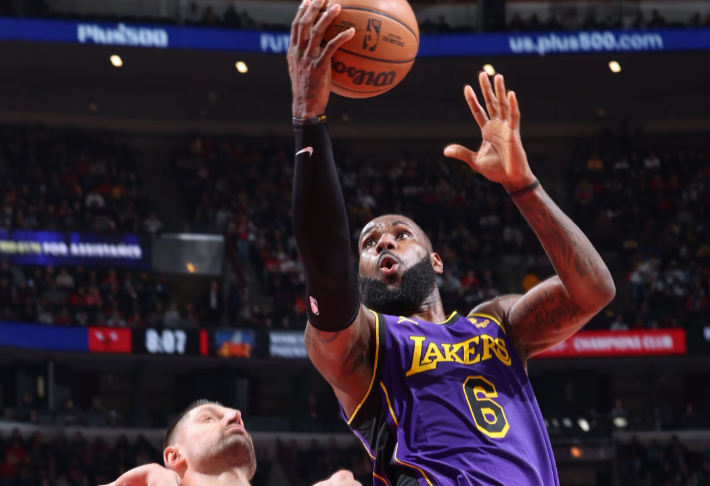 LeBron James y Anthony Davis guiaron la victoria de Lakers ante Bulls (Video)