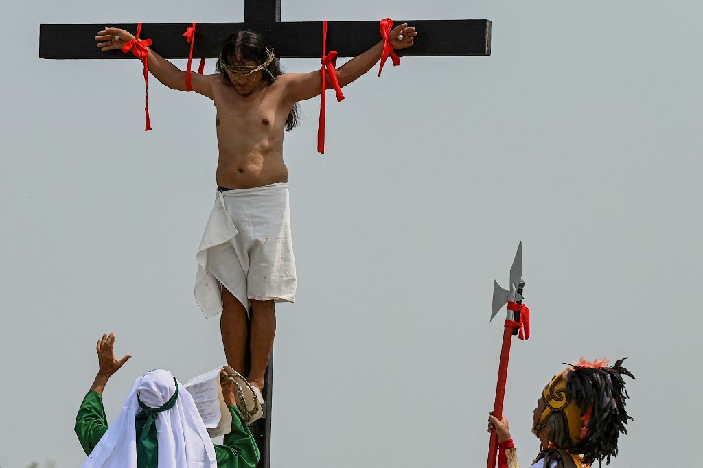 Fieles filipinos celebran el Viernes Santo con crucifixiones y flagelos (+Fotos)