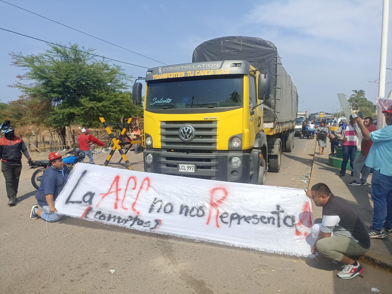 TRANSPORTE: Camioneros  bloquean frontera en Paraguachón
