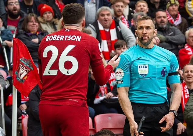 Árbitro de la Premier League es suspendido tras darle un codazo a jugador del Liverpool