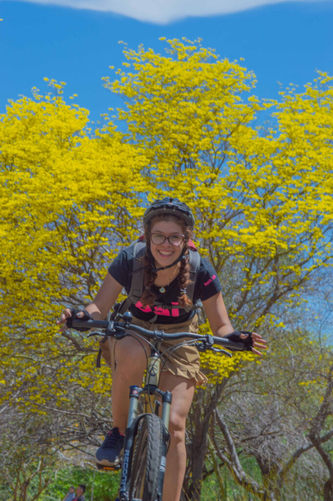 Ciclistas de Maracaibo invitan a disfrutar del florecimiento de los Curaries en el Jardín Botánico