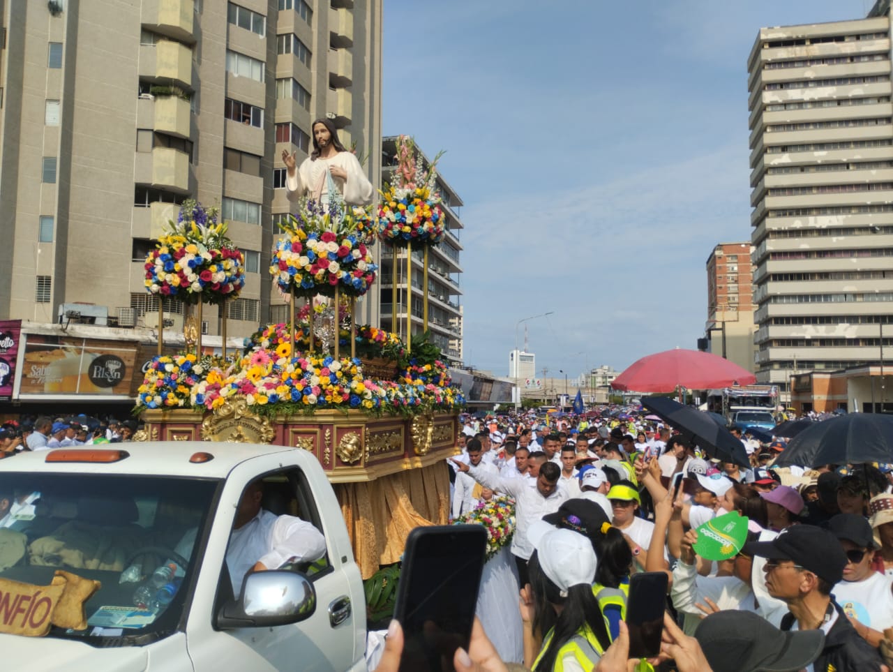 Devoción y fe: Así fue el recorrido de Jesús de la Misericordia en Maracaibo (En imágenes)