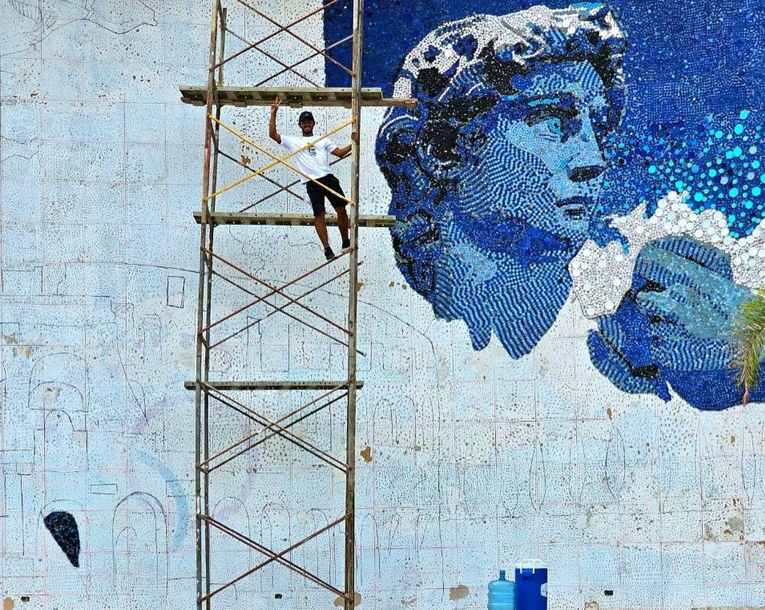 El David de Miguel Ángel con tapas plásticas: El nuevo mural de Óscar Olivares en Maracaibo