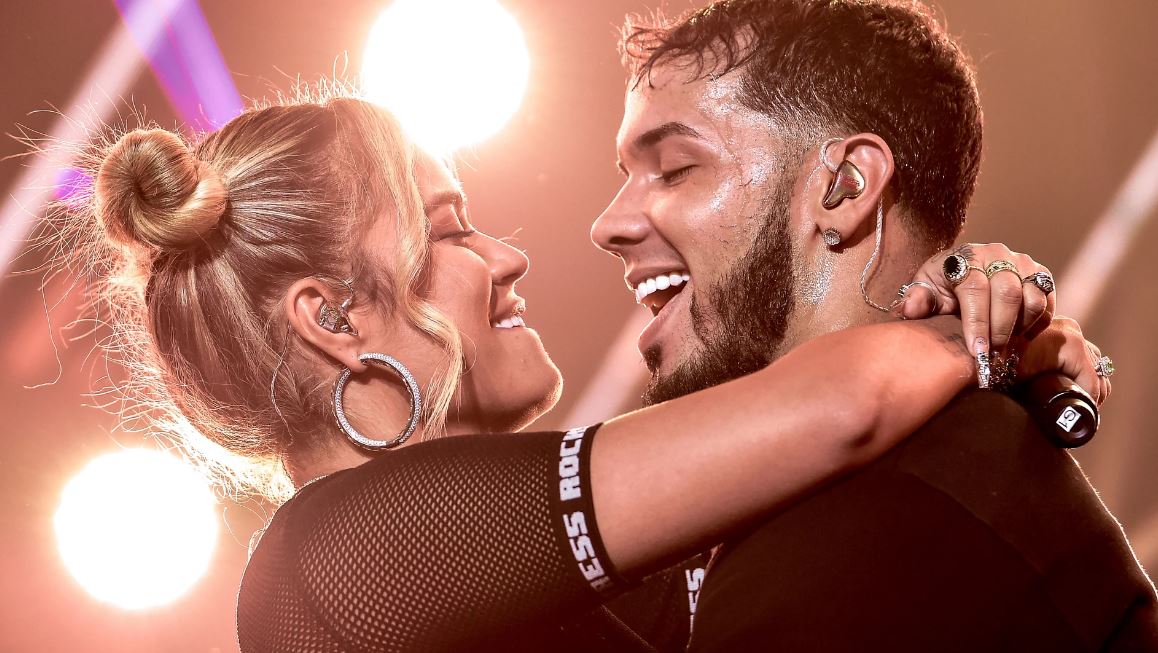 Anuel AA duerme con Karol G en su cama después de etiquetarla (video)