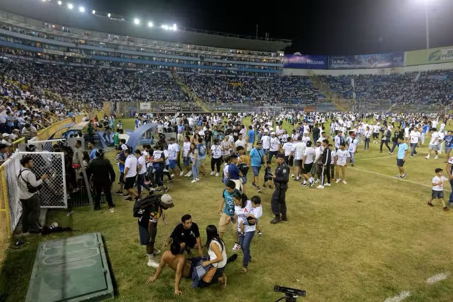 Se contabilizan 12 muertos y más de 100 heridos en una estampida en un estadio de fútbol de El Salvador (+Video)