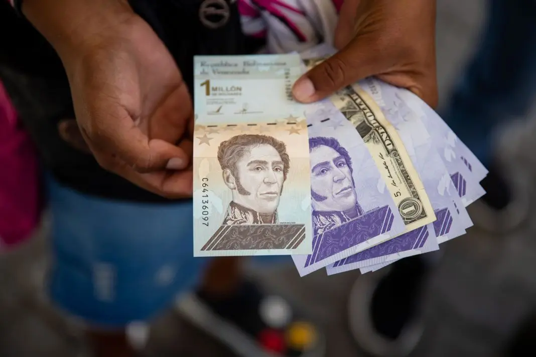 Nueva caída del bolívar: la moneda venezolana pierde 3,7 % de su valor frente al dólar en el último mes