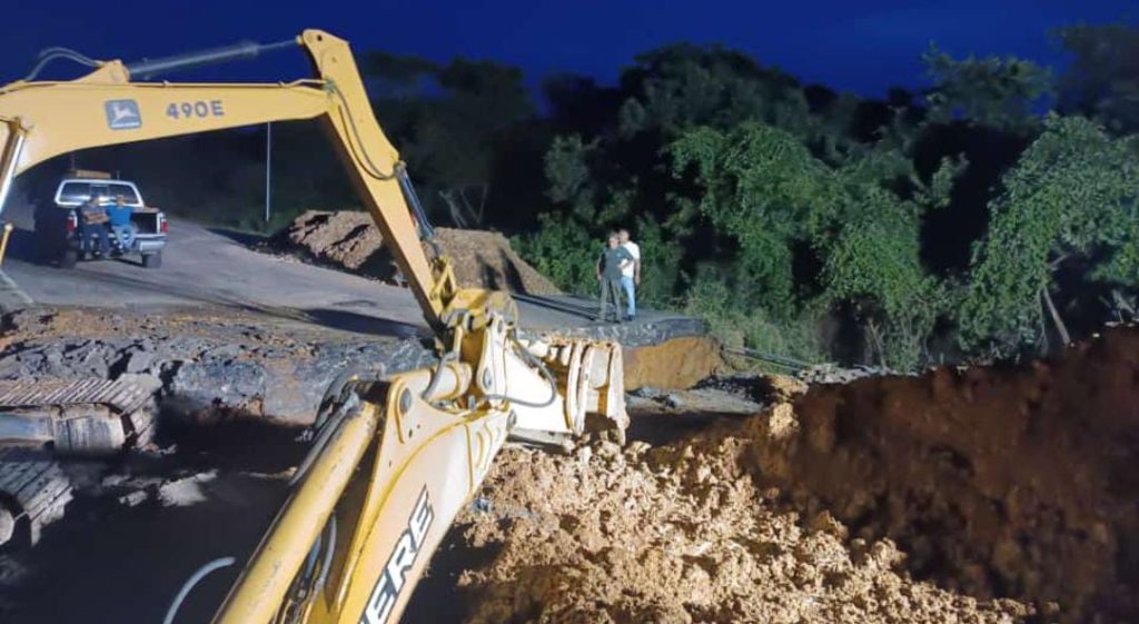 Cierran el paso de vehículos en la carretera Lara-Zulia a la altura de El Cordobés: Habilitan vías alternas