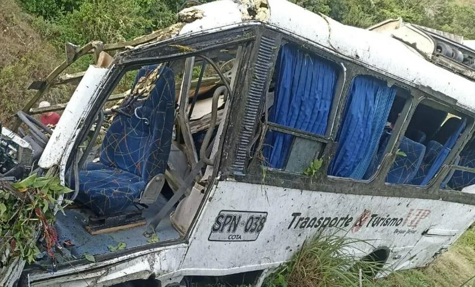 Dos niños muertos y tres heridos dejó grave accidente de una ruta escolar en Boyacá