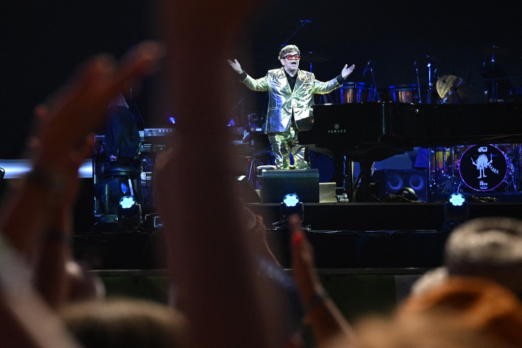 Emotivo Elton John se despide en festival de Glastonbury (+Video)