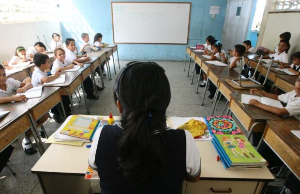 Estudiantes venezolanos presentan deficiencias en materias esenciales como física, química y matemáticas