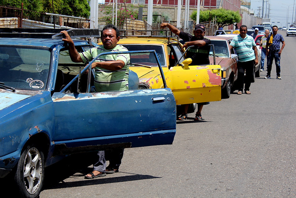 CERRADAS casi todas las bombas de Maracaibo y las poquitas abiertas amanecen con largas colas de hasta dos días