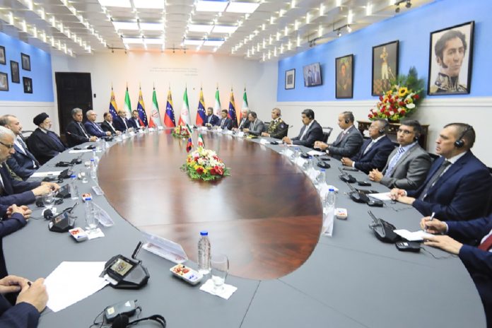 Venezuela e Irán firman más de 20 acuerdos en áreas como petroquímica, transporte y minería