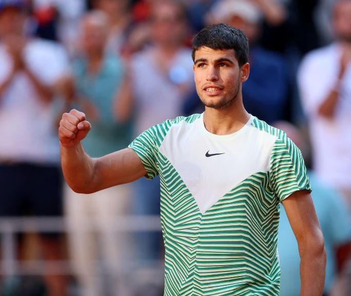 Carlos Alcaraz sigue firme en el Roland Garros al avanzar a cuartos