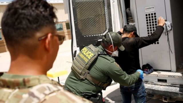 Detenciones de migrantes en la frontera de EE.UU. se reducen 70%