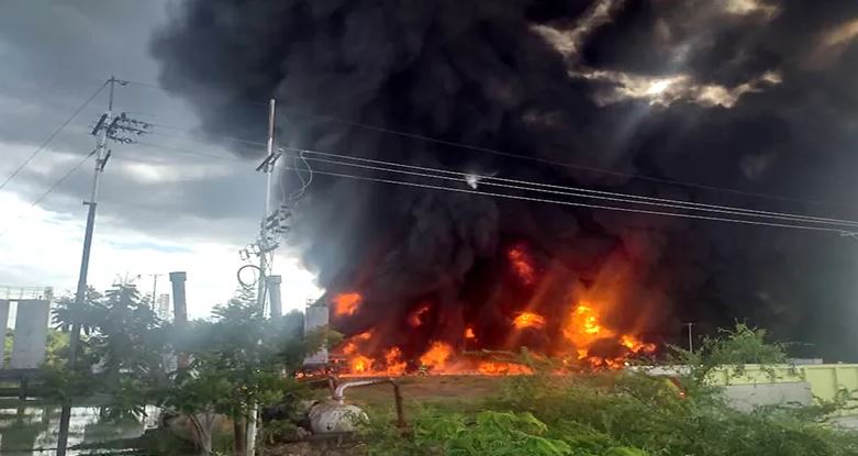 Bomberos de Pdvsa y de Bachaquero controlan incendio en fosa de residuos de Patio Tanque