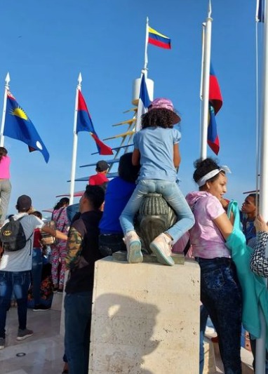 Poco civismo en la inauguración del monumento épico bicentenario: niños se suben a bustos de próceres minutos después de su inauguración