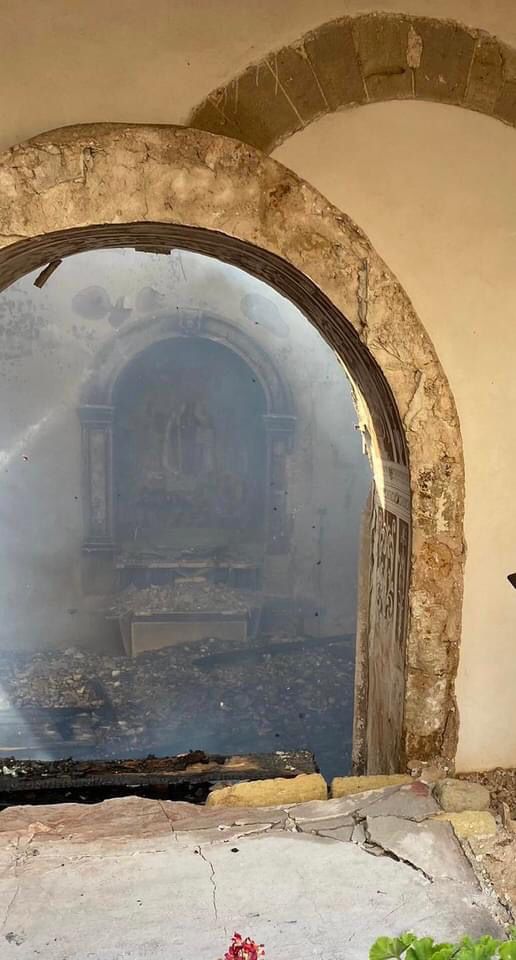 Incendio consume iglesia donde reposaba el cuerpo de San Benito y deja solo cenizas y un fémur del santo