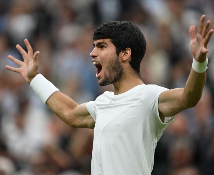 Carlos Alcaraz clasifica a su primera final de Wimbledon (Video)