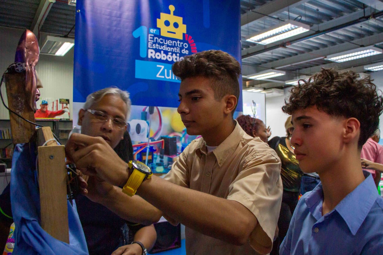 Estudiantes zulianos muestran su ingenio en el Encuentro Estudiantil de Robótica