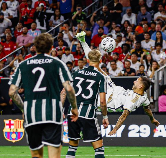 El Real Madrid vence al Manchester United con golazos de Joselu y Bellingham (+Videos)