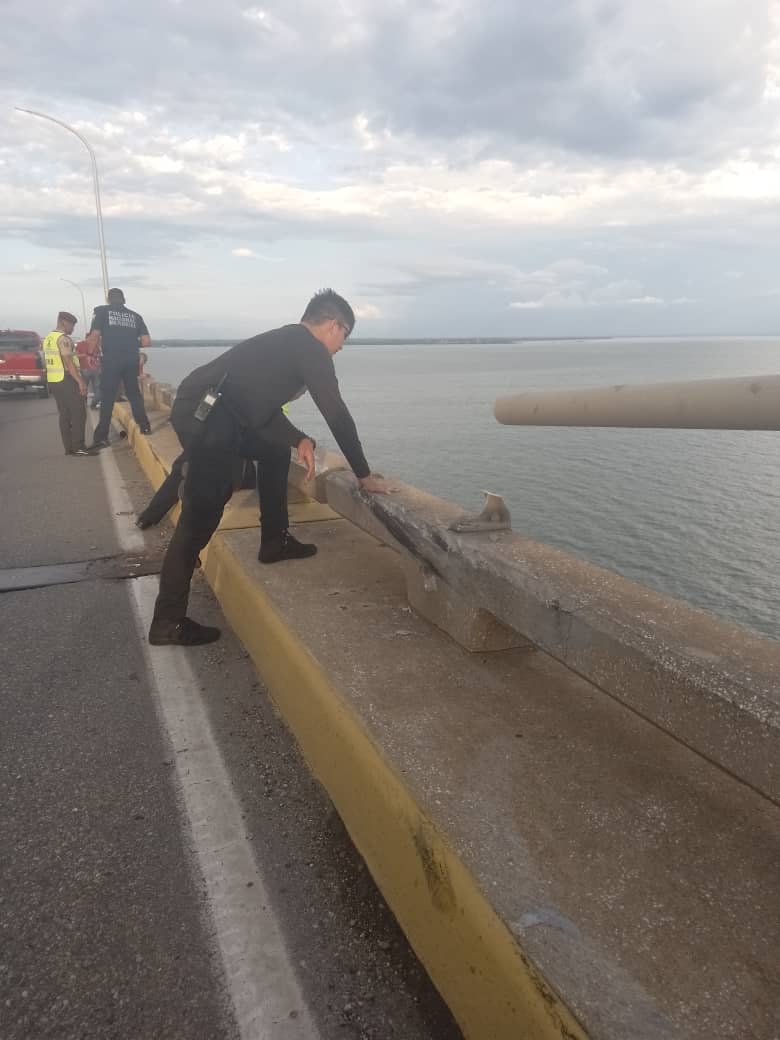 Cae vehículo del Puente sobre el Lago de Maracaibo: Iban dos personas a bordo