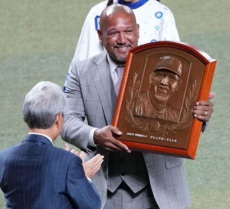 El venezolano Álex Ramírez recibió su placa del Salón de la Fama del Beisbol Japonés