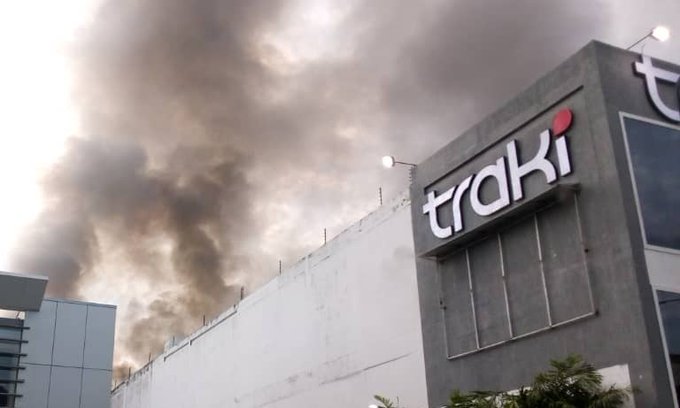 Se incendió el Traki de Valencia: Bomberos tratan de apagar el fuego