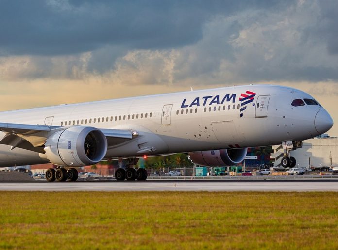 Latam reanudó operaciones en Venezuela con vuelos diarios entre Caracas y Lima