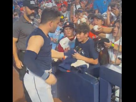 Viral: así reaccionó un niño cuando Altuve le regaló su camisa al terminar el juego (Video)