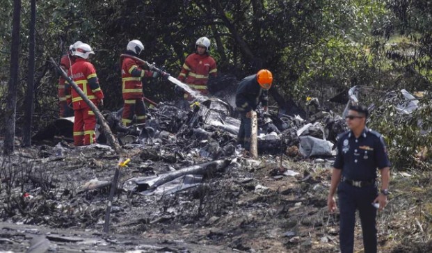 Diez muertos al estrellarse una avioneta en una calle en Malasia e impactar con dos vehículos (+Videos)