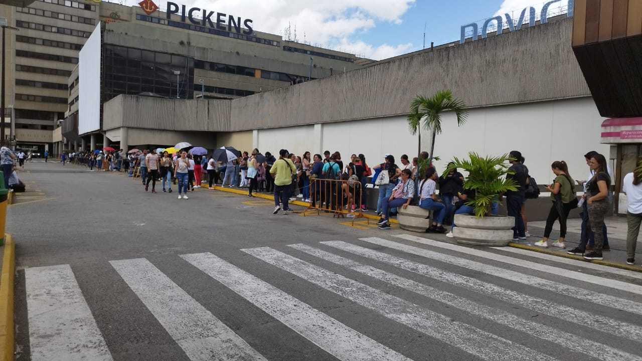 Larga fila para adquirir entradas del concierto de Luis Miguel en Venezuela (+Videos)