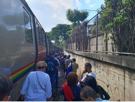 Desalojan vagón del metro de Caracas tras fuerte explosión (+Video)