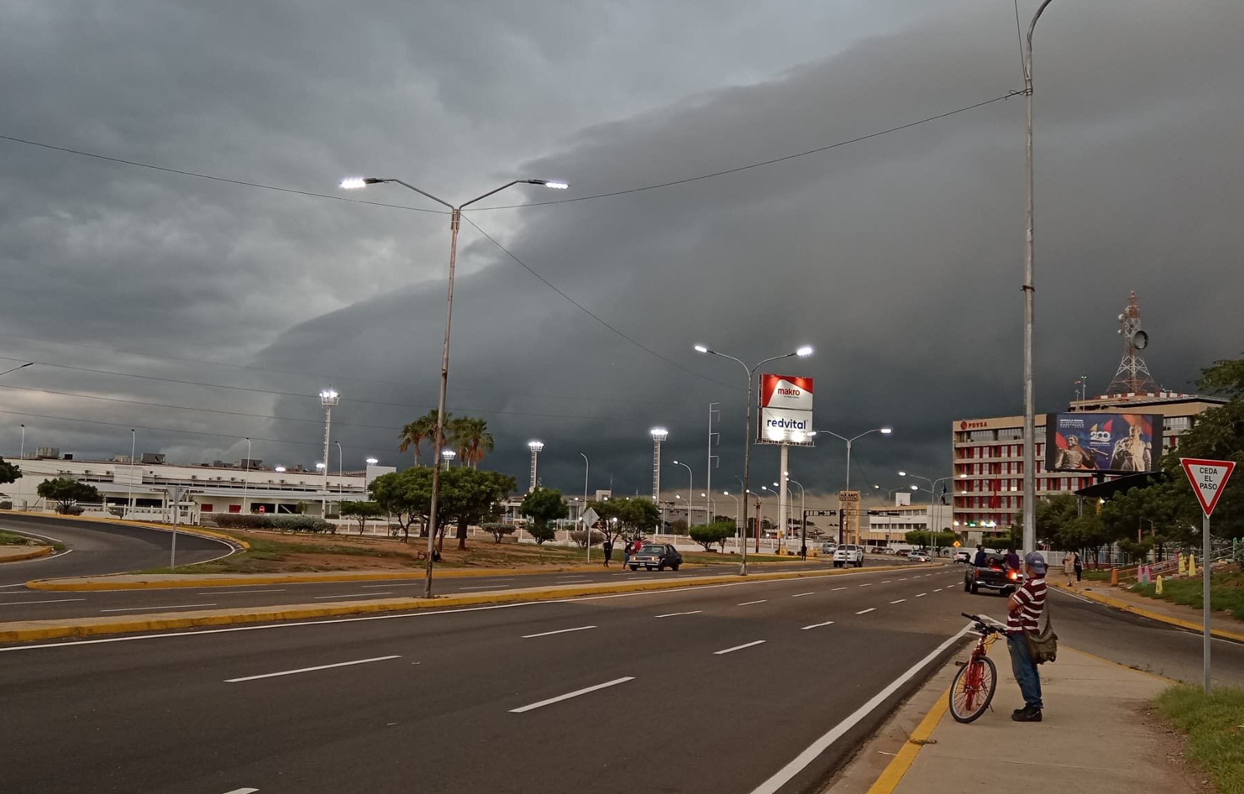 Inameh estima desplazamiento de la onda tropical N° 27 hacia el occidente venezolano la noche de este martes 6-Ago