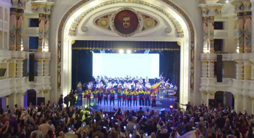 ¡Bienvenidos! Recibimiento de los campeones de robótica en el Teatro Baralt