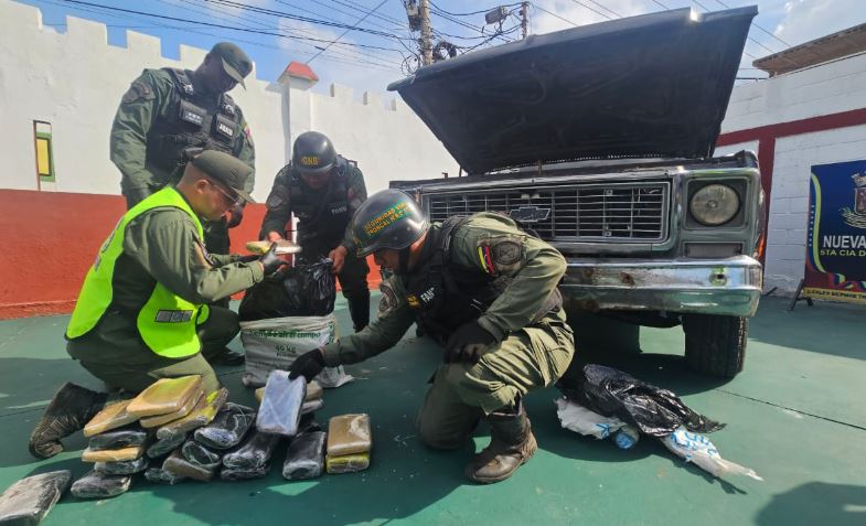 Ocultaban 50 paquetes de marihuana en la capota de una camioneta: GNB los agarró en Mara