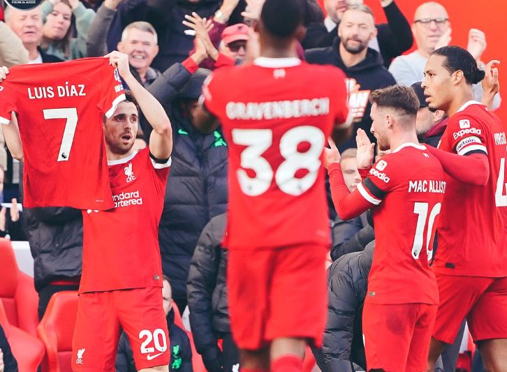 Liverpool goleó 3-0 al Nottingham Forest con emotiva dedicatoria a Luis Díaz (Video)