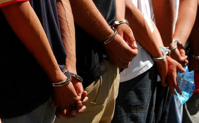 Crimen en el calabozo: Seis policías estrangulan a un preso y simulan suicidio
