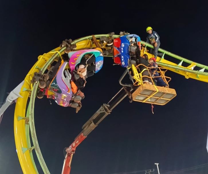 Una hora de terror vivieron las seis personas que quedaron suspendidas en la montaña rusa de La Coromoto (+Fotos)