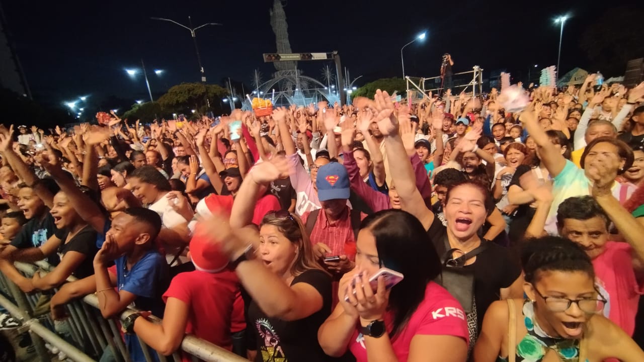 Zulianos se congregan en la Av. Bella Vista para presenciar el espectáculo del encendido de luces navideñas