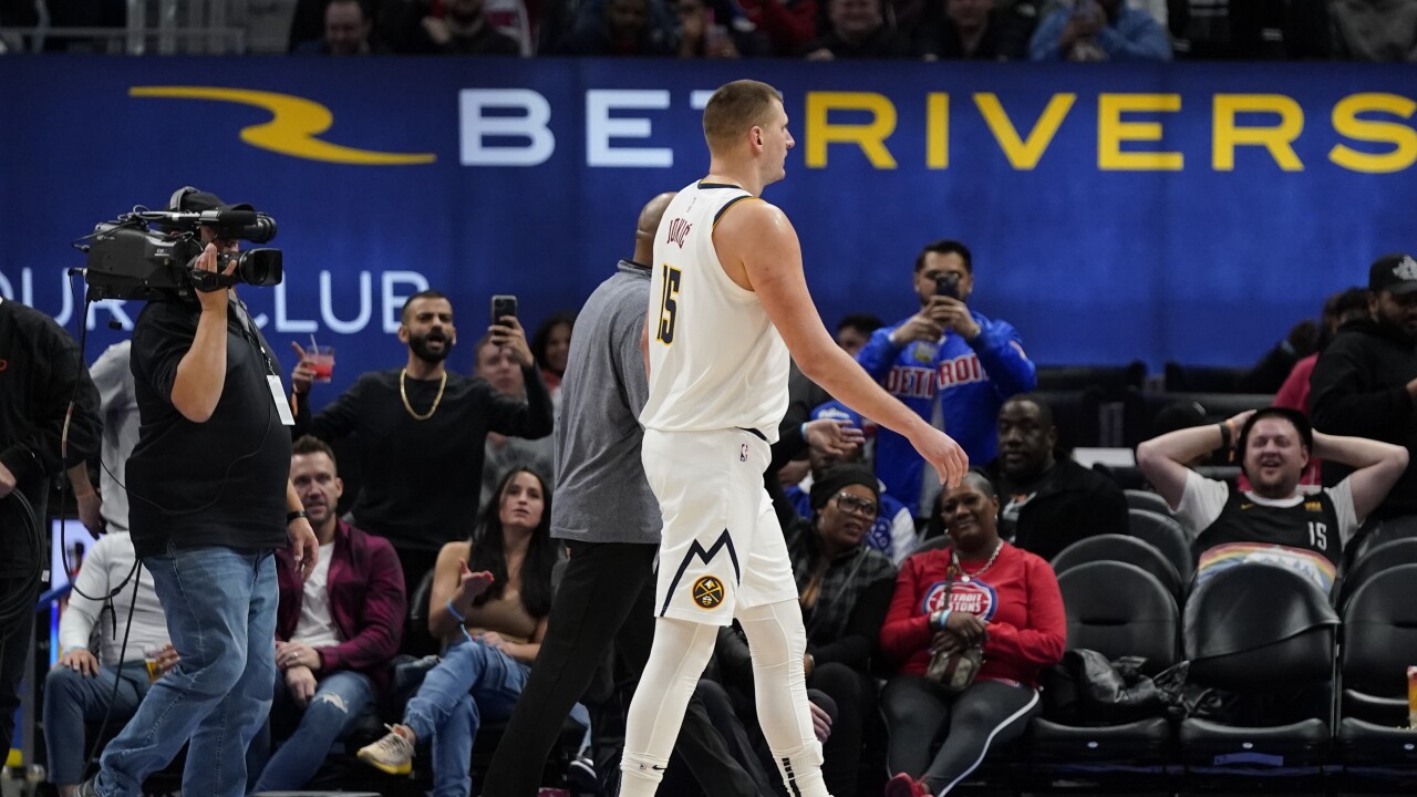 Nuggets se impone sobre Pistons pese a la expulsión de Jokic