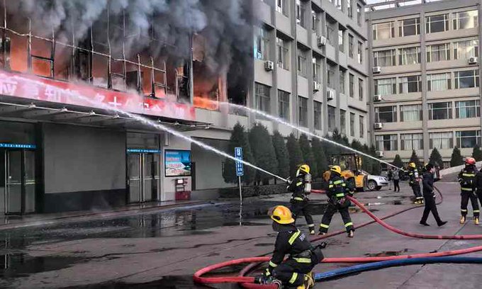 Veintiséis muertos y decenas de hospitalizados por incendio en un edificio en China (+Video)