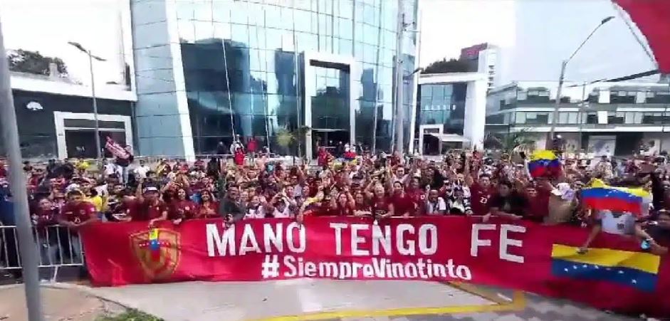 Centenares de fanáticos venezolanos se concentraron a la espera de la Vinotinto en Lima (Video)