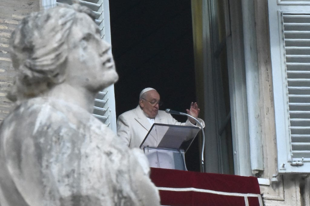 Reaparece el papa Francisco en el balcón del Palacio Apostólico