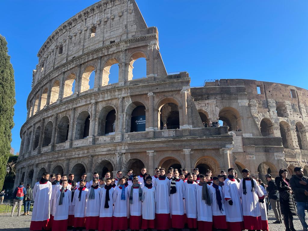 Niños Cantores del Zulia ofrece su repertorio a los visitantes del Coliseo de Roma